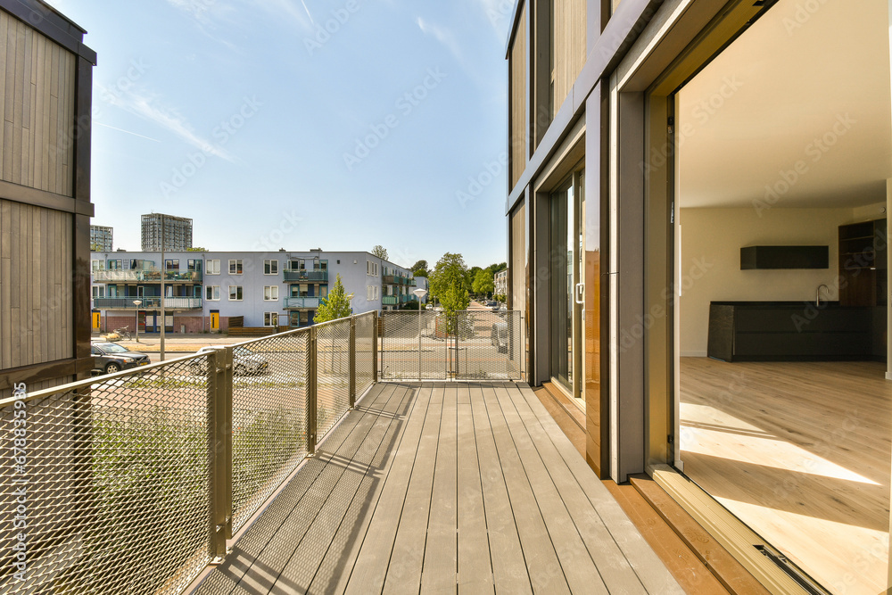 Obraz premium an outside area with wood and metal railings on the side of a building, looking out onto the street