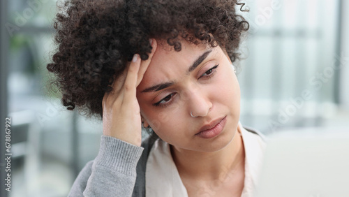 Εκτύπωση καμβά woman in the office is tired of working on the computer