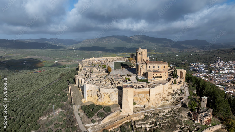 vista aérea con dron de la fortaleza de la mota en Alcalá la Real, Andalucía	