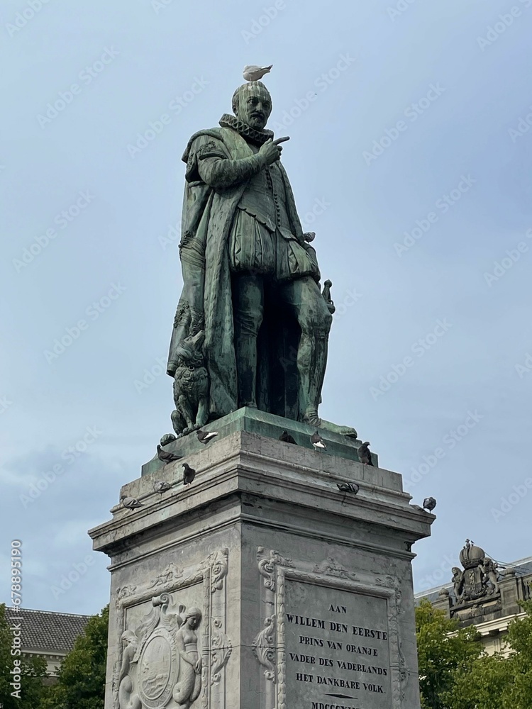 Vertical low-angle of Standbeelden van Willem van Oranje in Den Haag statue, clear sky background