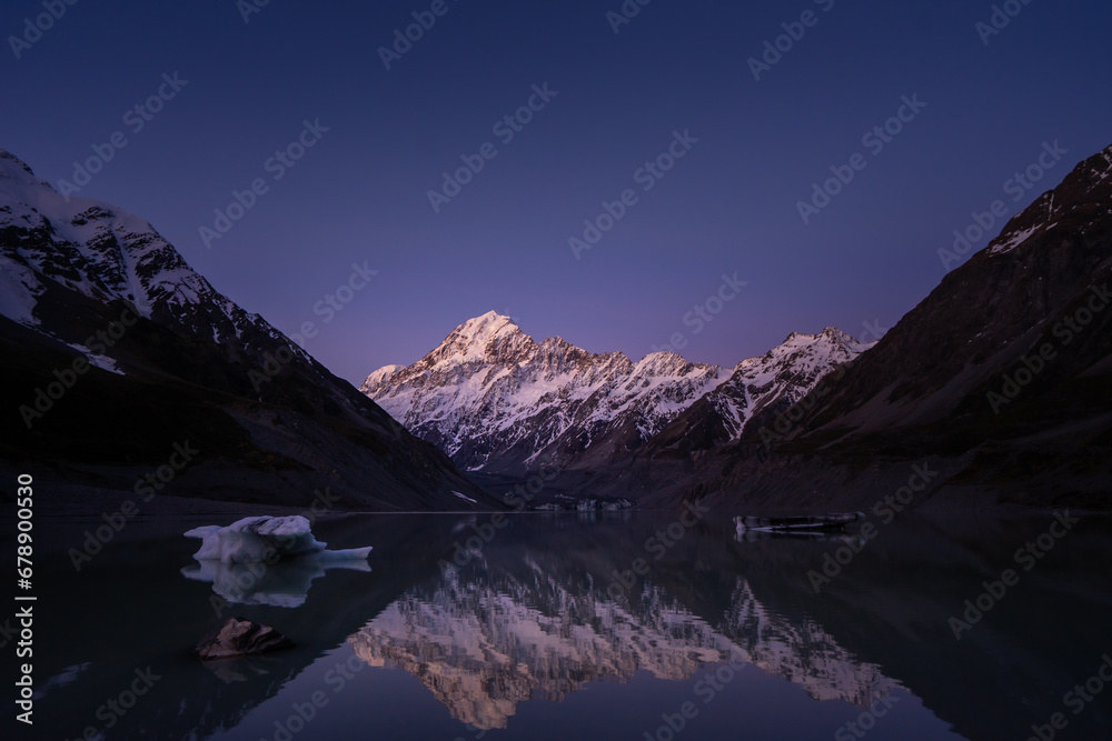 Obraz premium View of Hooker lake in front and Mt.Cook, the highest peak of New Zealand, in the background, during the sunset.