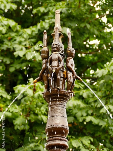 Les personnages en bronze en haut de la Fontaine des Pisseurs dans la ville de Lacaune photo