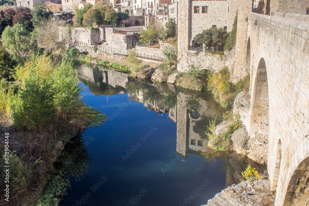 reflet du village de Besalù dans la rivière