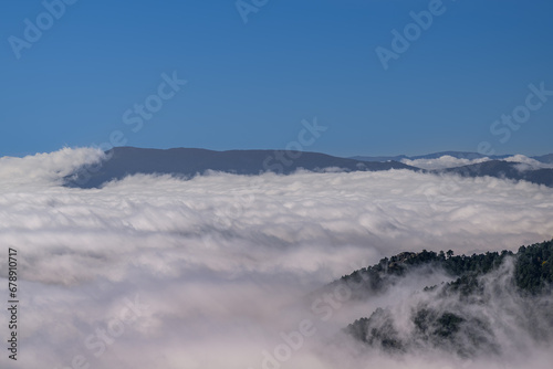 Mar de nubes en Madrid, desde la Sierra de Guadarrama con el Valle de los Caídos al fondo