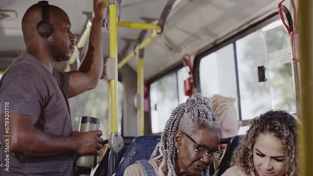 Passageiros multirraciais dentro do onibus em trajeto urbano. Cinematico 4k.
