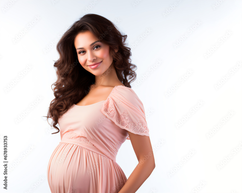 madre morena embarazada, sonriente y feliz vestida de rosa en un fondo blanco madre morena embarazada, sonriente y feliz vestida de rosa en un fondo blanco