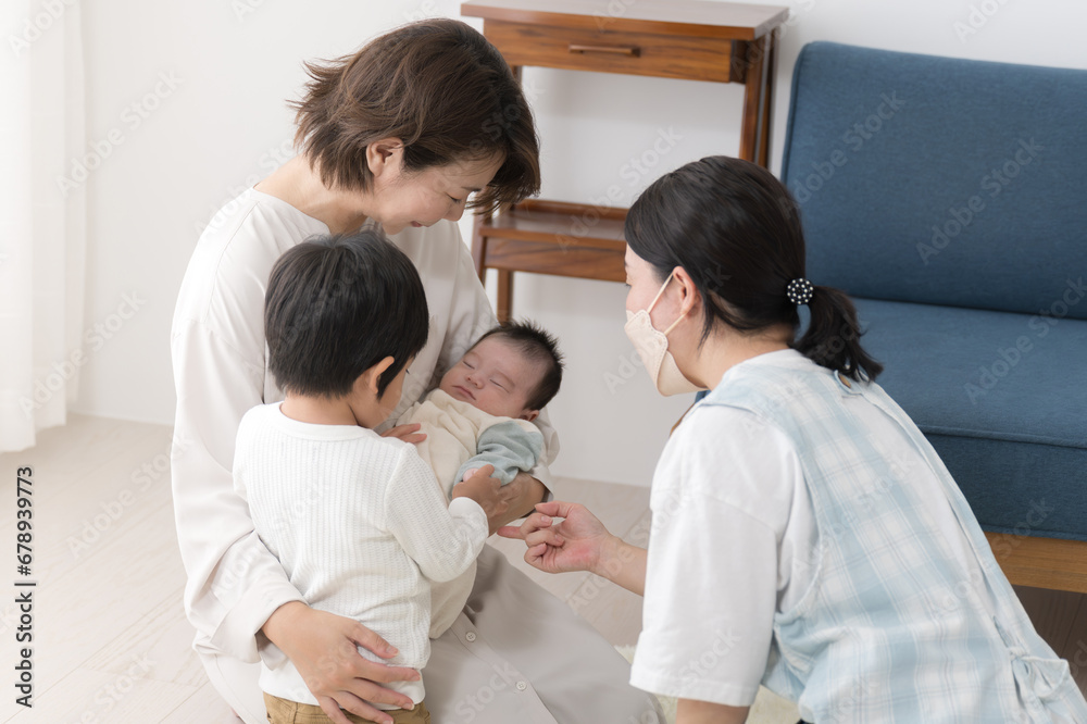 新生児や乳幼児の1ヶ月訪問をうける母親 赤ちゃん訪問の様子 2人兄弟 新生児や乳幼児の1ヶ月訪問をうける母親 赤ちゃん訪問の様子 2人兄弟