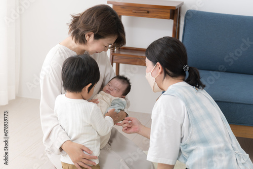 新生児や乳幼児の1ヶ月訪問をうける母親 赤ちゃん訪問の様子 2人兄弟