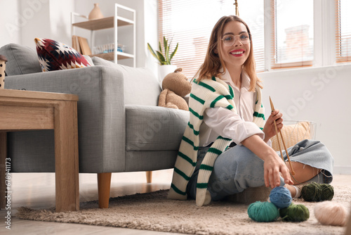 Young woman with knitting y...