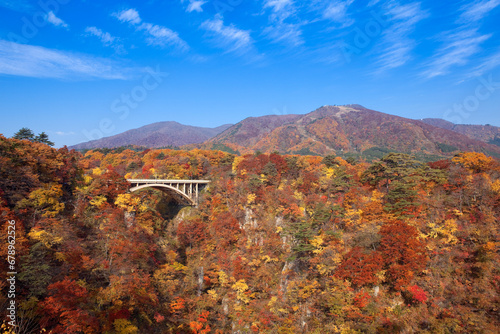 紅葉の鳴子峡と大深沢橋