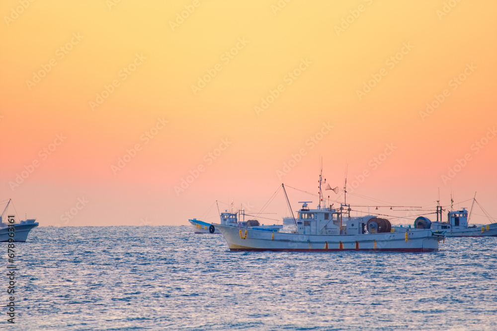 [愛知県]田原市の日出の石門周辺の漁船群