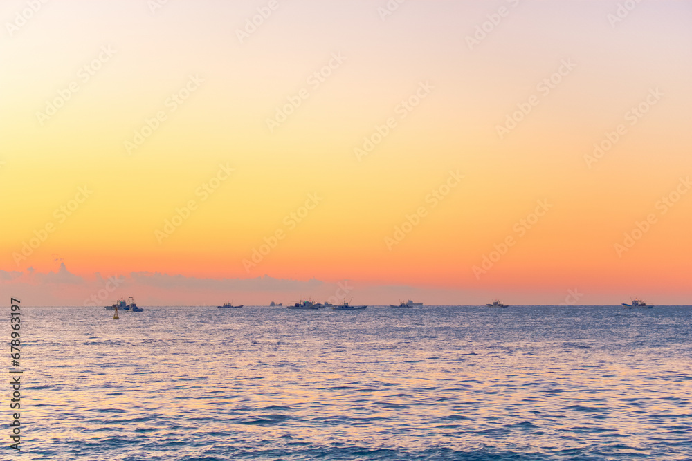 [愛知県]田原市の日出の石門周辺の漁船群