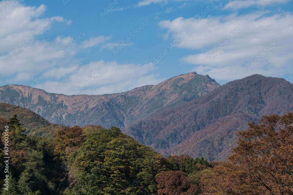 青空に映える谷川岳と色づいた木々