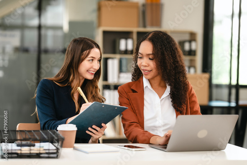Canvas Print Two professional caucasian with african american businesswoman friends collabora