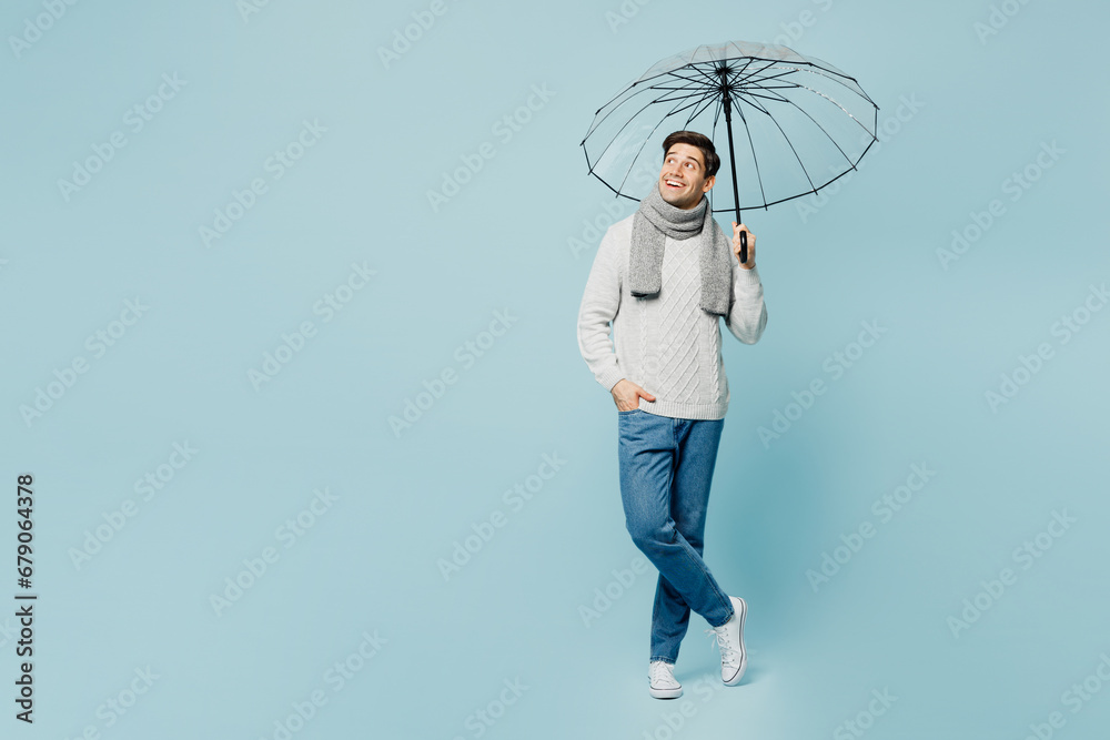 Φωτογραφία Full body smiling fu n young ill sick man wear gray sweater scarf hold in hand u