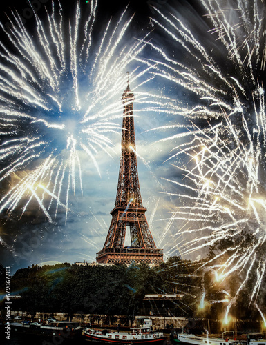 fireworks over the Eiffel tower New Year in Paris © Melinda Nagy