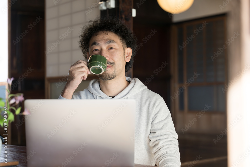 Φωτογραφία 古民家でパソコン作業をする男性 コーヒーを飲む リモートワークや田舎での生活
