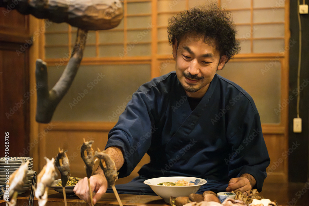 Φωτογραφία 旅行の旅館での宿泊でご飯を楽しむ日本人の髭の男性