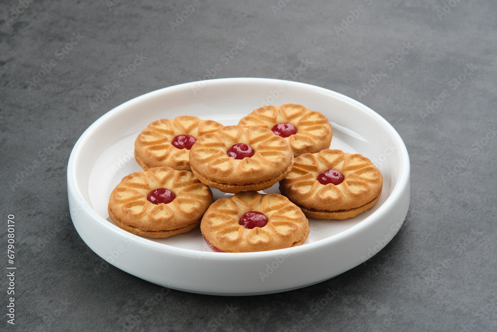 Sandwich cookies with strawberry cream
Sandwich cookies with strawberry cream