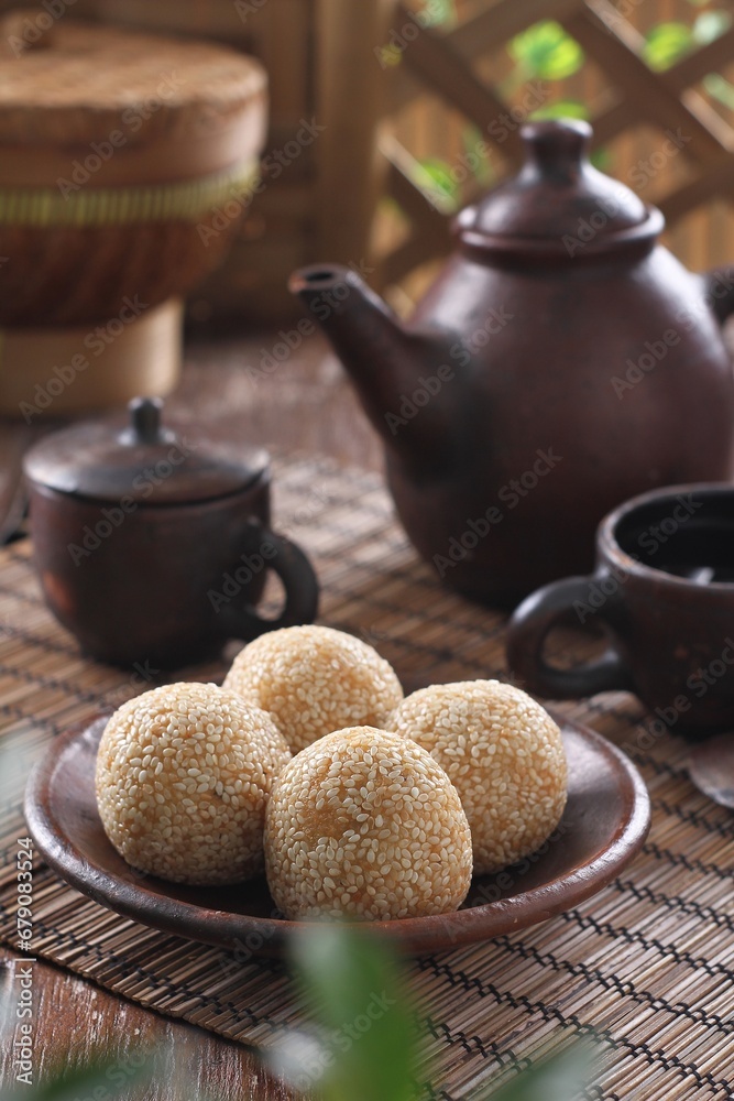 Onde Onde is a round cake with sesame seeds sprinkled on the outside and green beans on the inside Onde Onde is a round cake with sesame seeds sprinkled on the outside and green beans on the inside