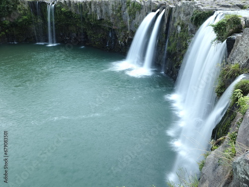岩盤を流れ落ちる滝