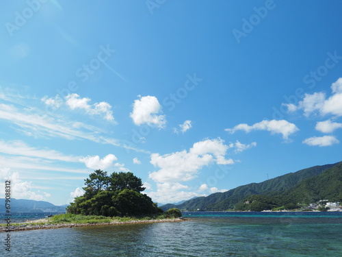 青い海と島のある風景