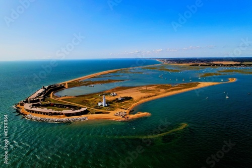 Foto Aerial view of an idyllic tropical island with blue waters in Hurst Spit, UK