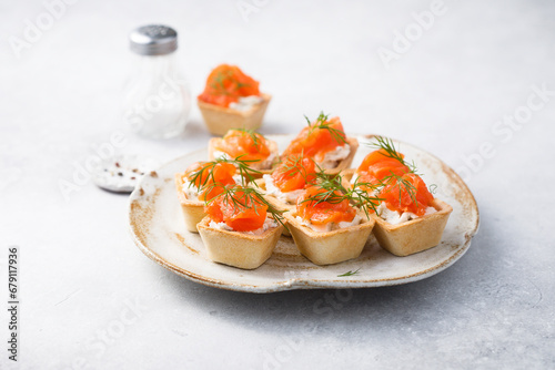 Konstfotografi Smoked salmon tartlets with fresh dill