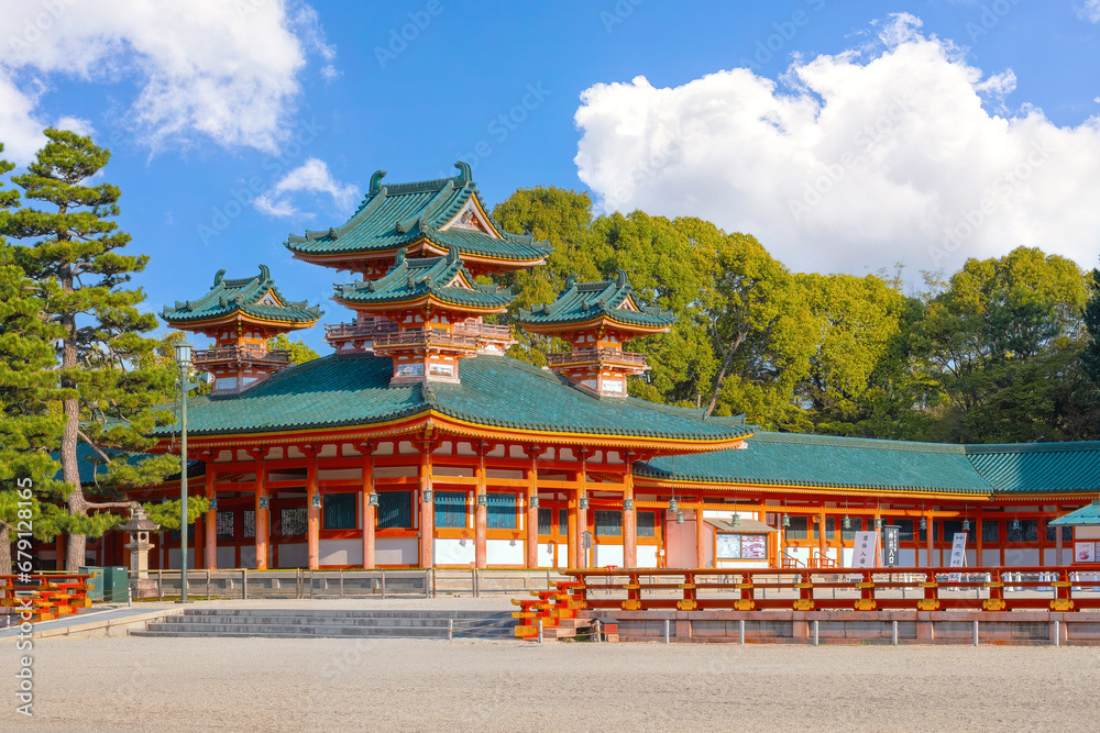 Obraz premium Kyoto, Japan - April 2 2023: Heian Shrine built on the occasion of 1100th anniversary of the capital's foundation in Kyoto, dedicated to the spirits of the first and last emperors who reigned the city