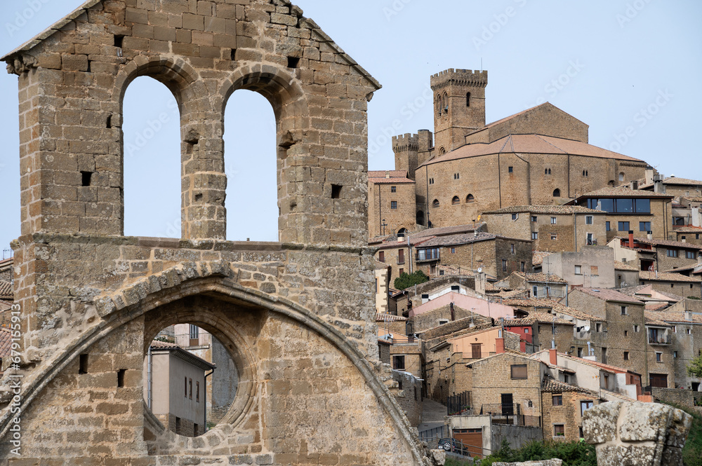 Vista del casco antiguo medieval de Ujué, Navarra, España, desde una antigua iglesia en ruinas.
