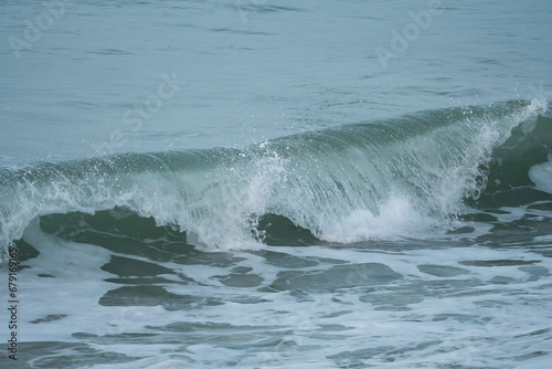 Belle vague avec de l'écume © aquaphoto