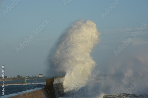 vague énorme sur le port, Bretagne photo