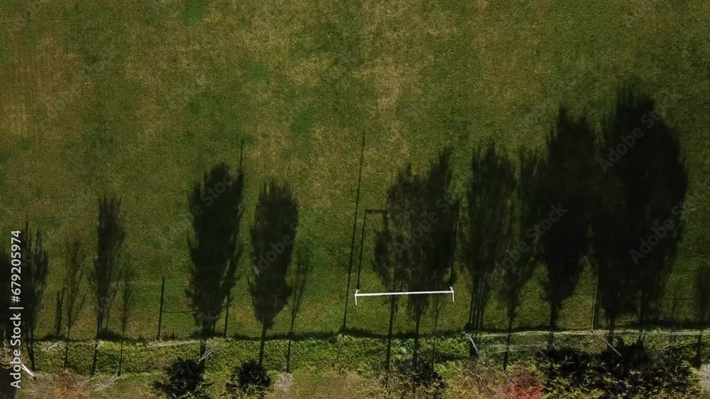 planos cenitales de drone en 4k de arcos de distintos deportes y sus sombras en pandemia