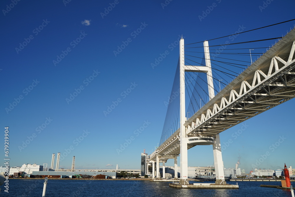 横浜、クルージング、横浜港、船上、橋、骨組み、鉄骨、甲板、椅子、風景、ベイブリッジ、橋、日本、神奈川、海、空、青、雲、屋外、冬、観光、サイトシーイング、旅、ツアー、景色、湾、ビル、建物、船、日本、船、客船、観光船、
