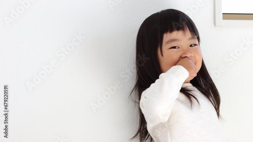 笑って口元を隠す女の子（3歳、日本人）