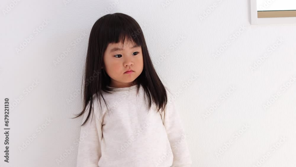 退屈そうに立つ女の子(3歳、日本人) 退屈そうに立つ女の子(3歳、日本人)