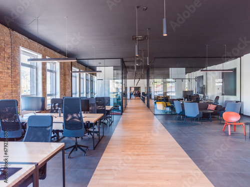 In a setting of modern, glass-walled business startup offices, the open, airy workspace reflects a contemporary and innovative ambiance, promising a dynamic environment for entrepreneurial growth © .shock