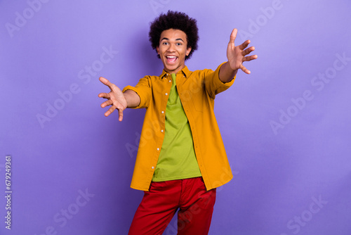 Photo of nice cheerful optimistic candid man wear stylish yellow clothes open hadns hug you isolated on violet color background photo