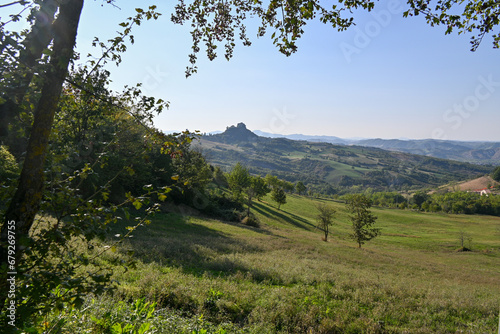 Italien-Blick zur Burg Rossena  bei Canossa -Region Emilia-Romagna photo