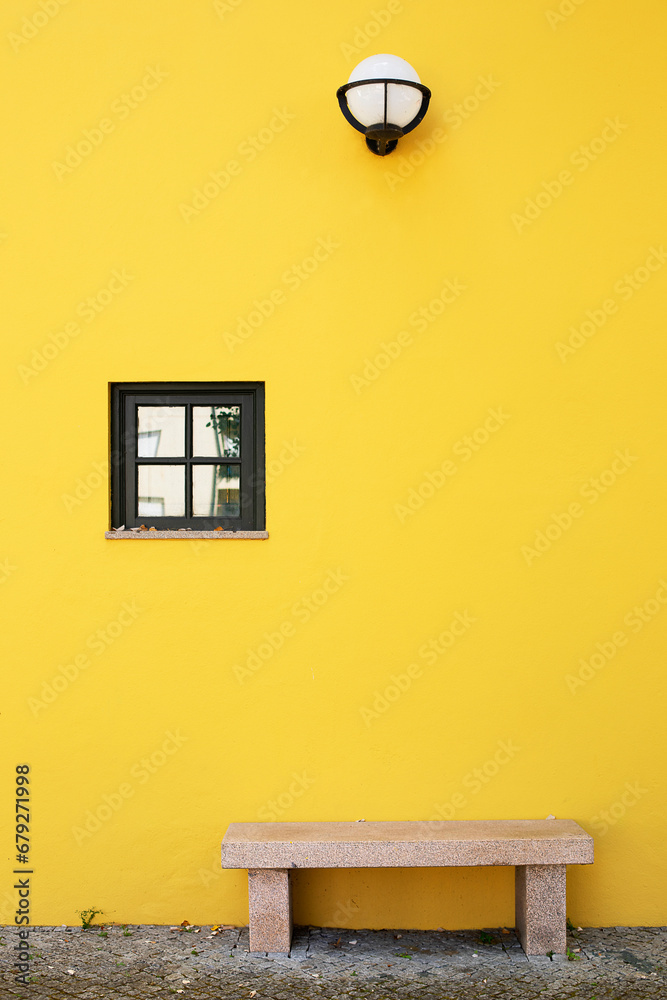 Maison de vile au mur jaune et banc de marbre sous une lanterne. Seia, Serra da Estrela, Portugal. - obrazy, fototapety, plakaty 