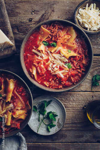 soupe de tomate et pâtes fait maison à la sauce viande hachée, lasagna soup 