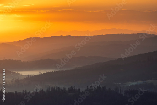 Krajobraz jesienny w Beskidach. Mgliste góry o świcie. Relaks, wypoczynek i pastelowy wschód słońca. © anettastar
