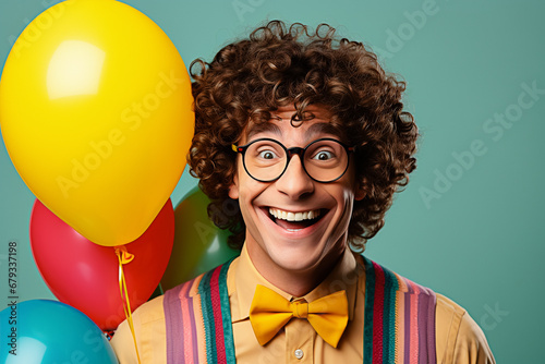 Homme  souriant ridicule avec  des lunettes et des ballons © Concept Photo Studio