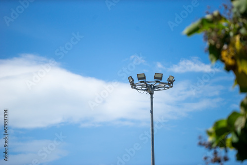 Spotlights In general, spotlights have a duty to illuminate a wide area, can be rotated to allow the light to shine in the direction that the user wants to focus on the desired point.