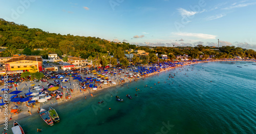 Imagem aérea da Praia de São Tomé de Paripe, localizada na cidade de Salvador, no estado da Bahia, em um final de tarde de um feriado.