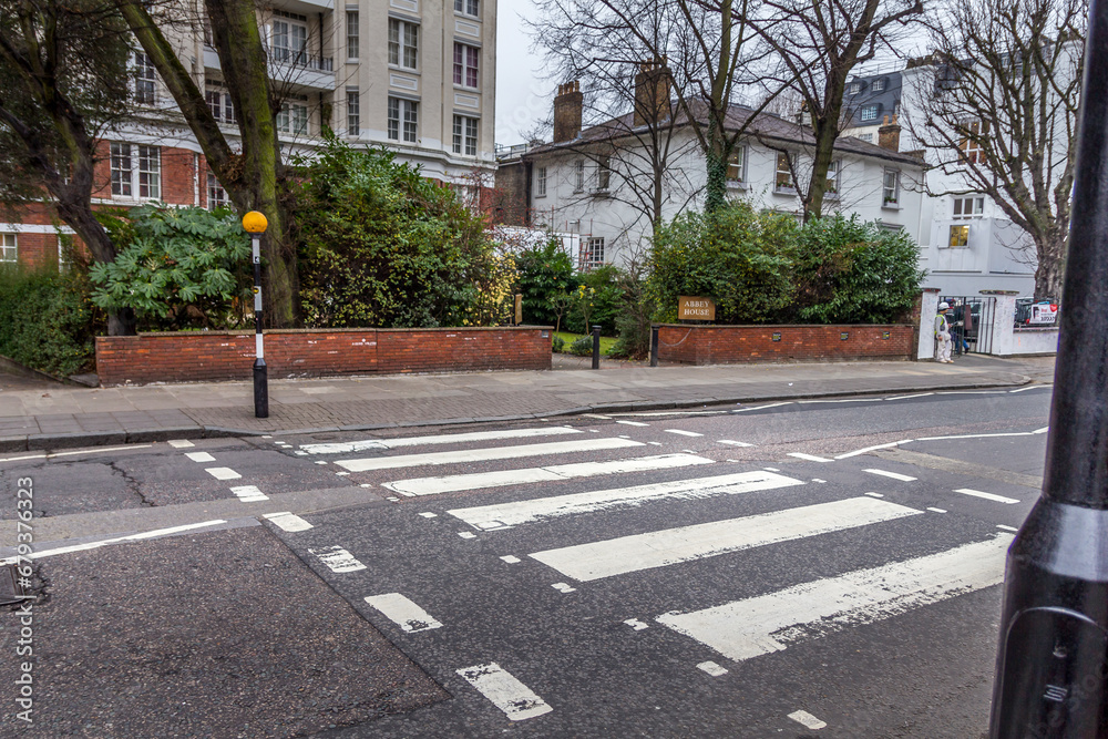 Abbey road crossroad, London, UK - obrazy, fototapety, plakaty 