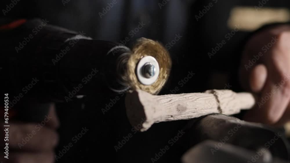 The master grinds the pattern on wood