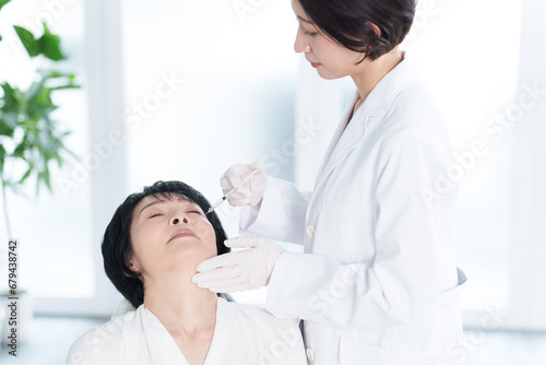 美容注射を打つ女性 美容整形 美容外科 コンセプト
