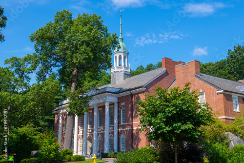 Cuadro en lienzo Weston Town Hall at Lanson Park in summer in historic town center of Weston, Massachusetts MA, USA