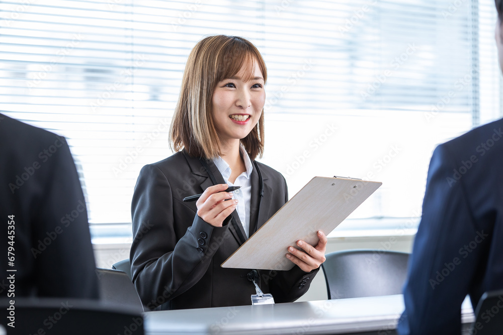 オフィスで働く女性 woman working in office オフィスで働く女性 woman working in office